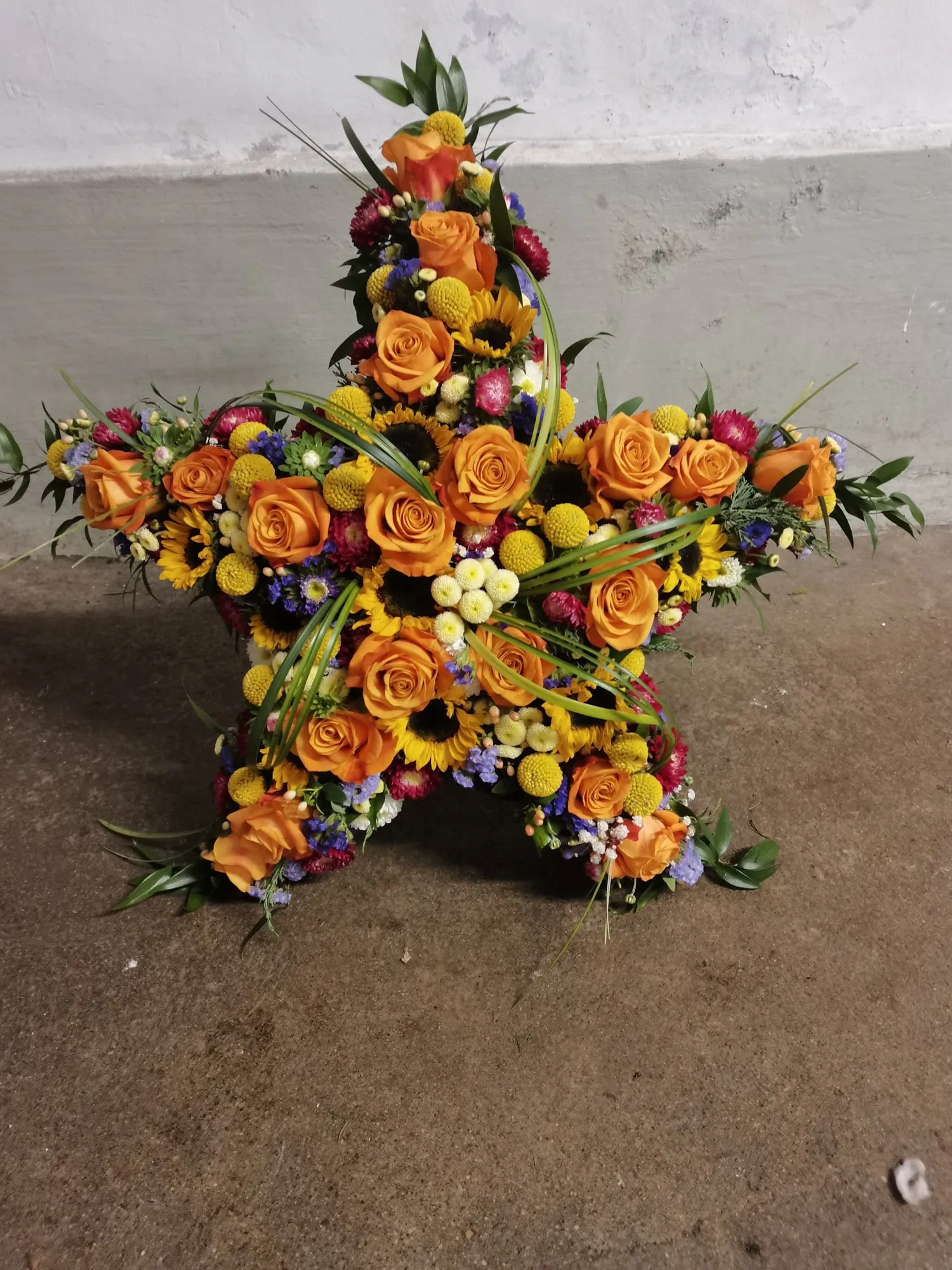 Stern in Orange und Gelb mit Rosen und Trockenblumen