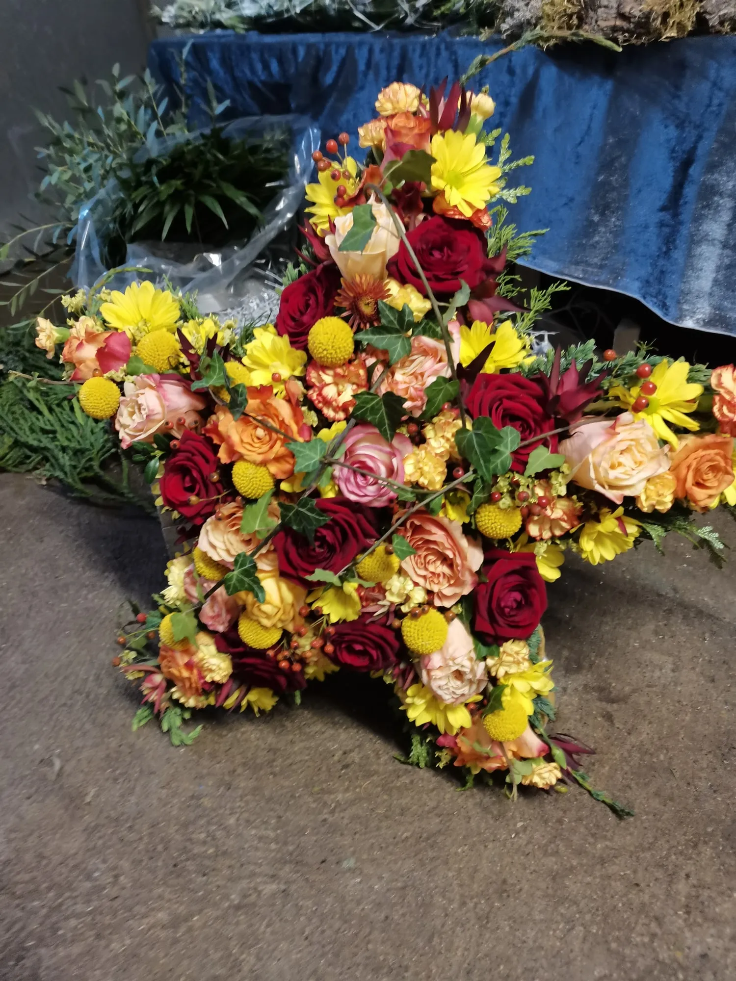 Stern in Gelb und Rot mit Rosen und Craspedia