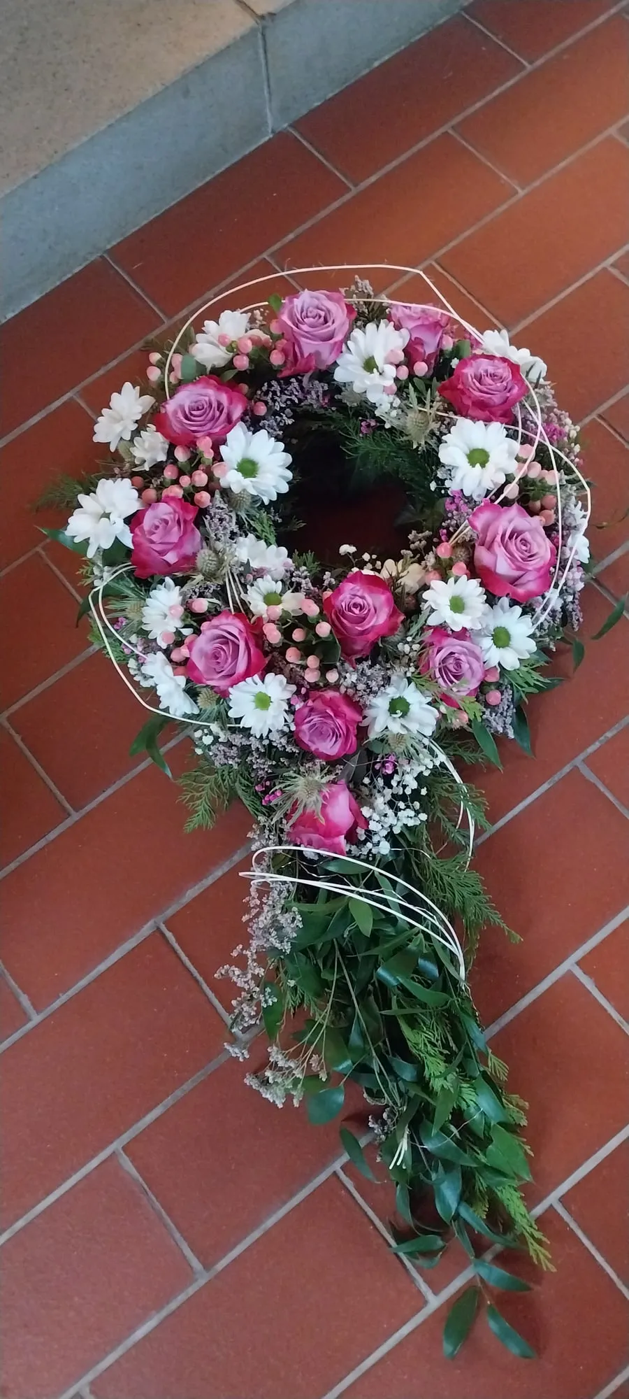 Herz in Rosa und Weiß mit Chrysanthemen