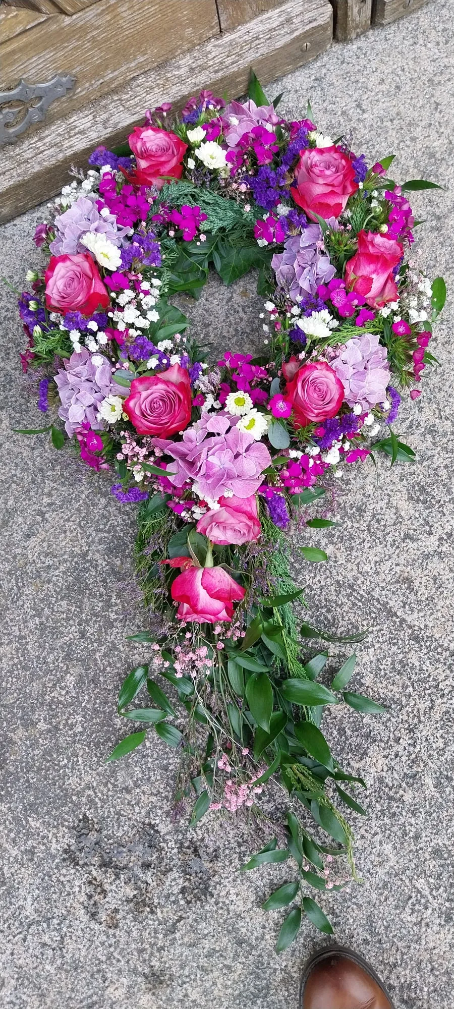 Herz aus pinkfarbenen Rosen und Hortensien