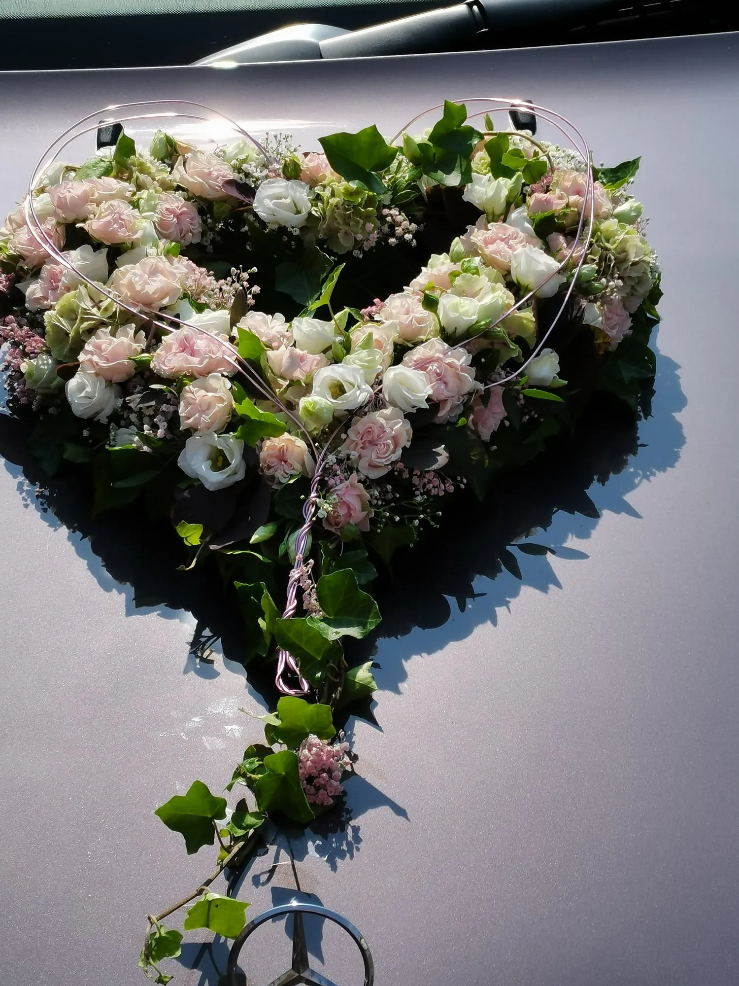 Herz aus cremeweißen Rosen und Eustoma