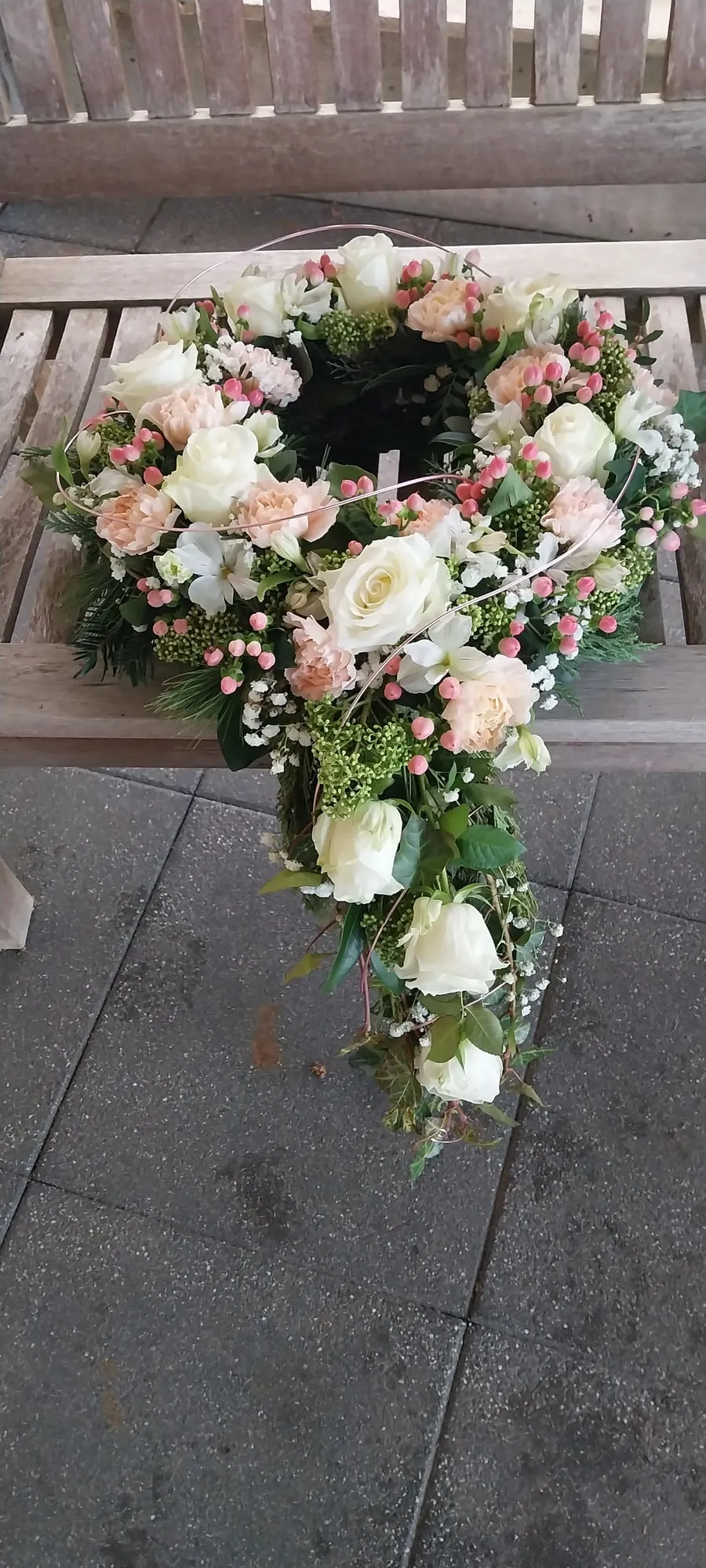 Fallender Strauß in Rosa und Cremeweiß
