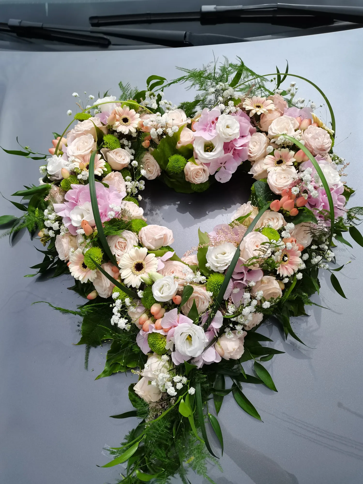 Herz aus zartrosa Rosen mit Schleierkraut