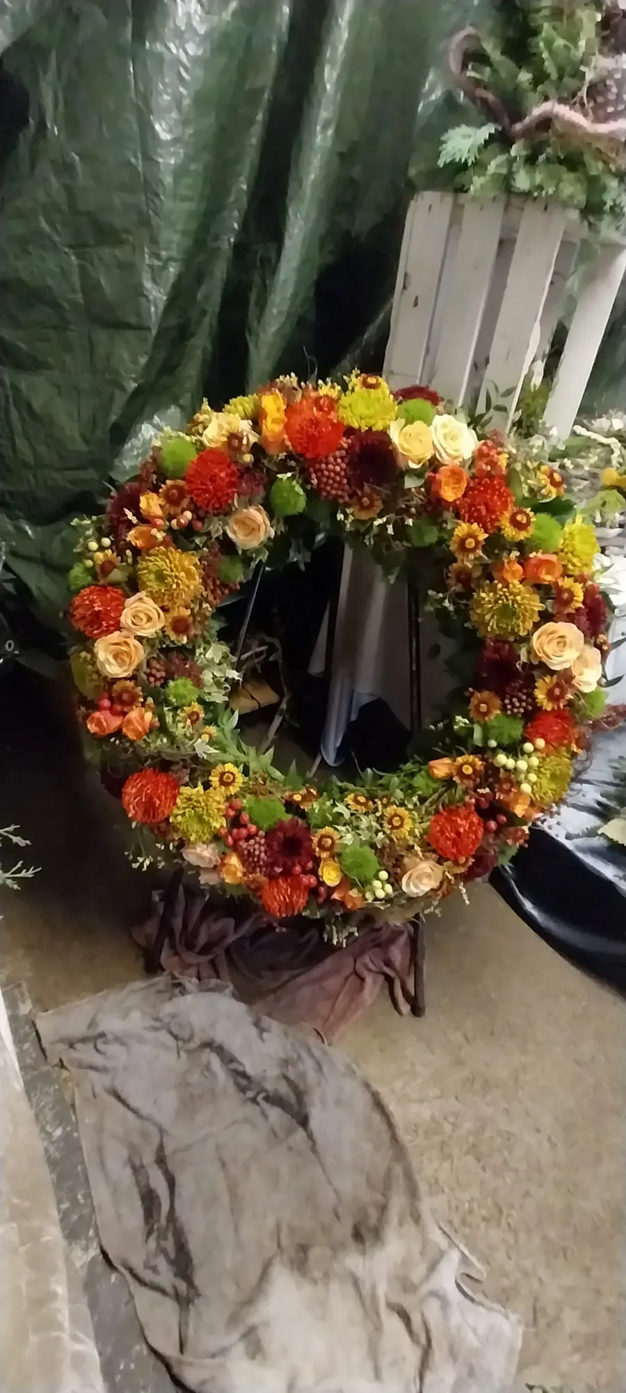 Herbstkranz mit Dahlien, Rosen und Beeren
