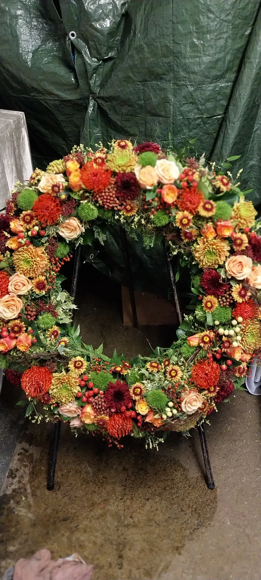 Herbstkranz mit Chrysanthemen und Hagebutten