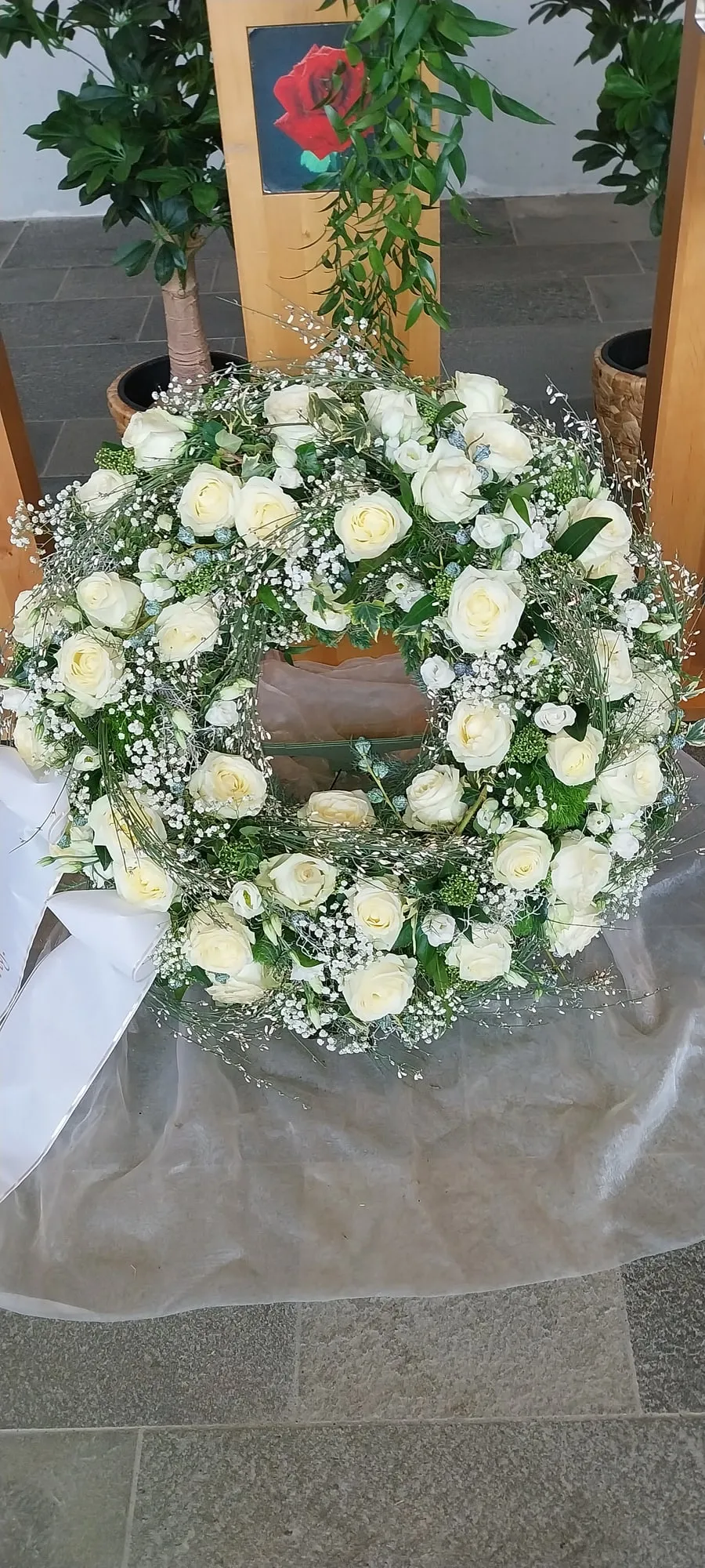 Kranz aus weißen Rosen mit Schleierkraut