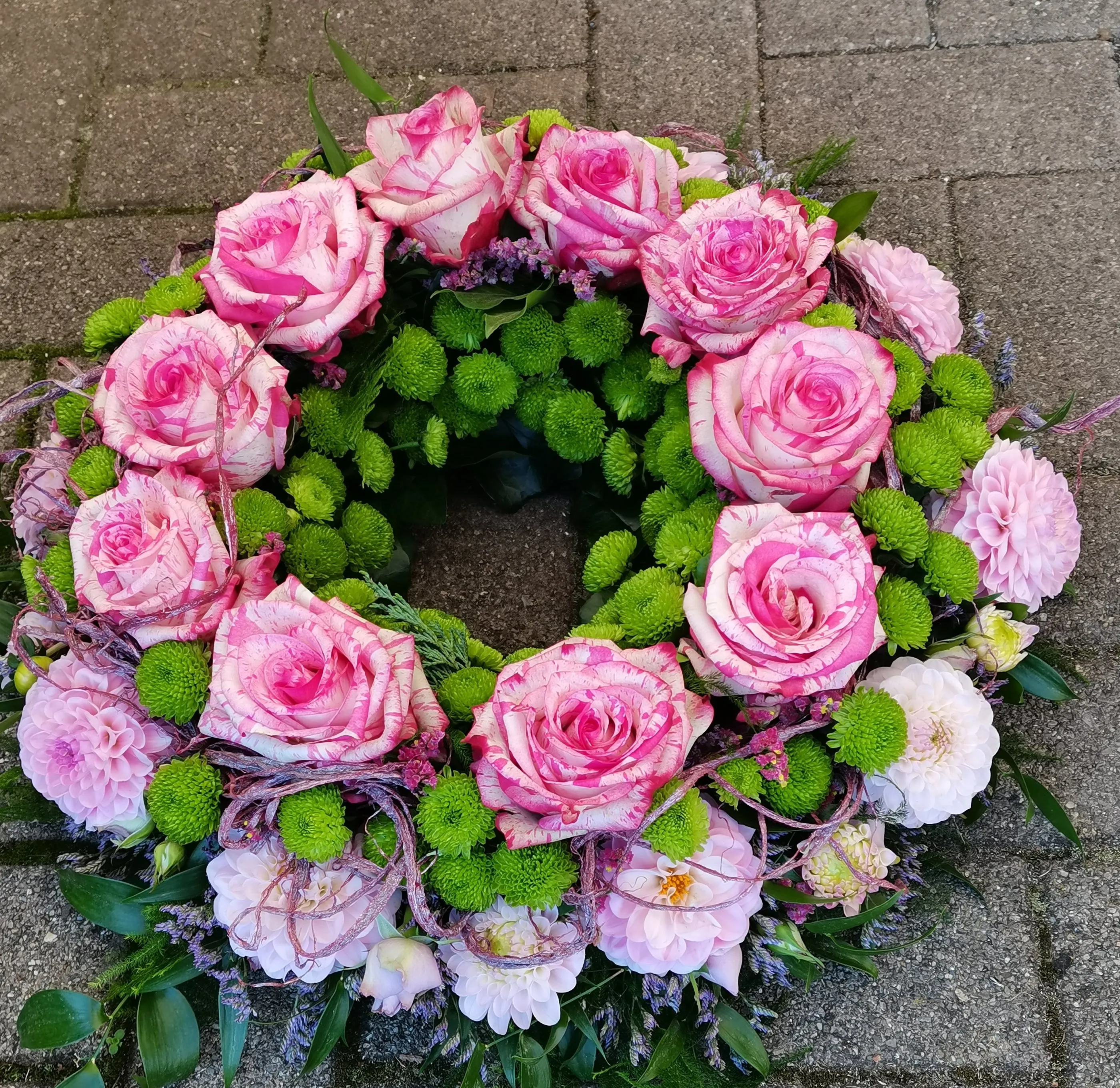 Kranz aus rosafarbenen Rosen mit grünen Chrysanthemen