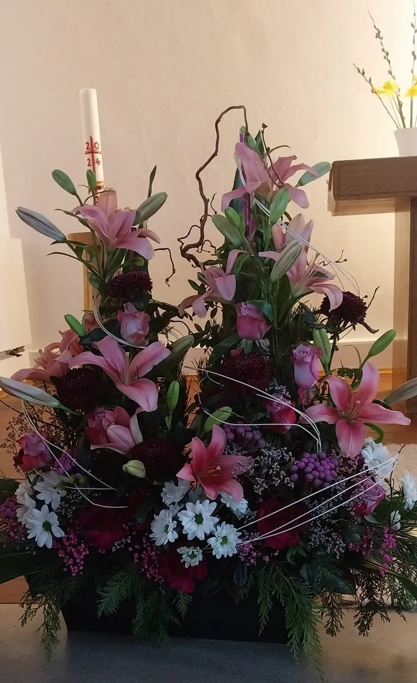 Üppiges Gesteck mit Lilien in Pink und Violett